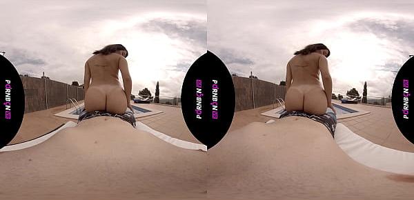 PORNBCN VR 4K | A solas con la jovencita vecina en la piscina comunitaria, tiene ganas de follar y de jugar con tu polla | POV Mia Navarro teen en realidad virtual 180 HD